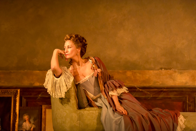 LES LIAISONS DANGEREUSES